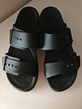 CROCS BROOKLYN BLACK  BUCKLE STRAP LOW WEDGE SANDALS SZ 8